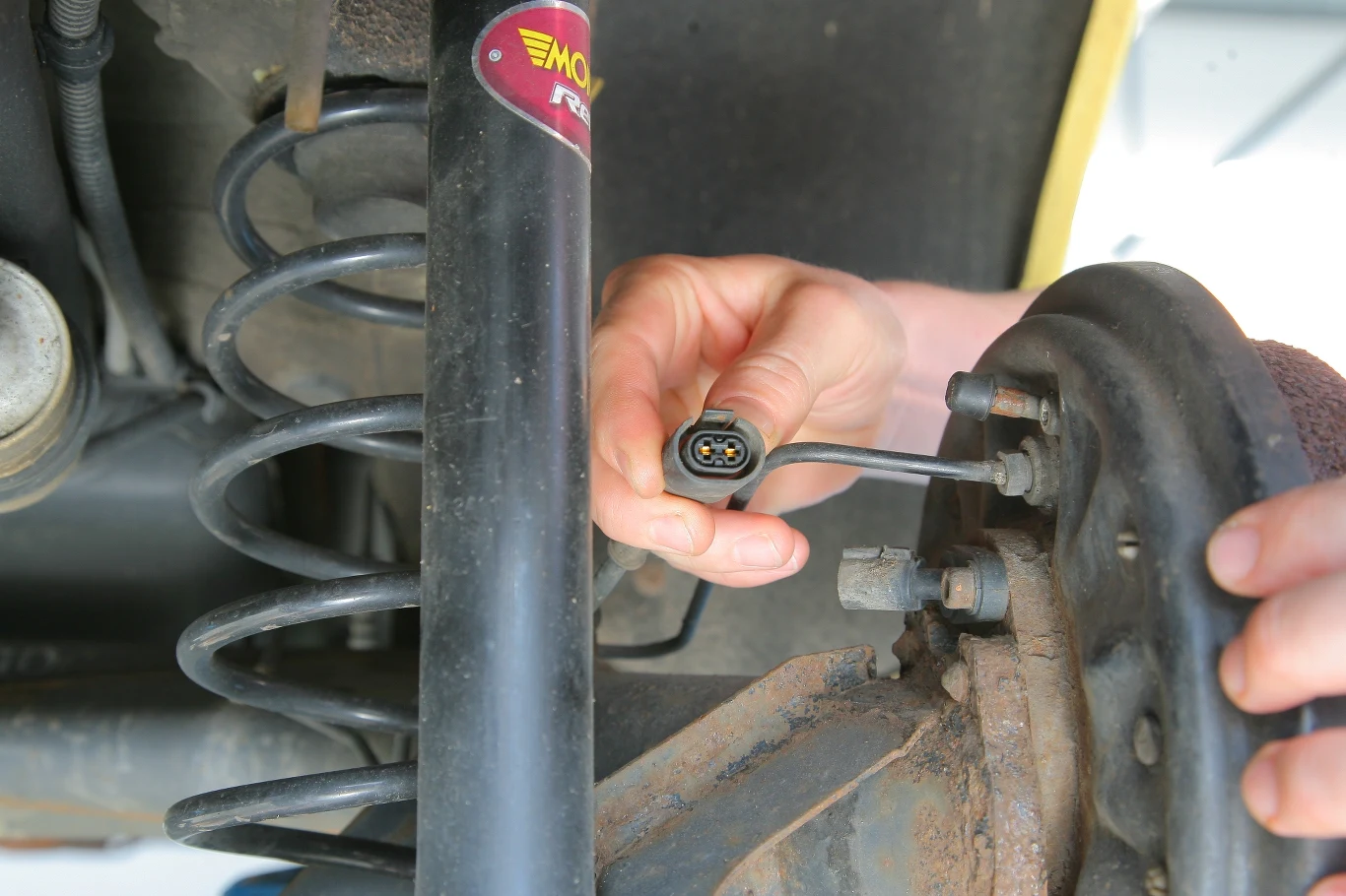 Dezaktywacja systemu ABS była dokonywana poprzez odpięcie czujnika prędkości obrotowej tylnego koła.