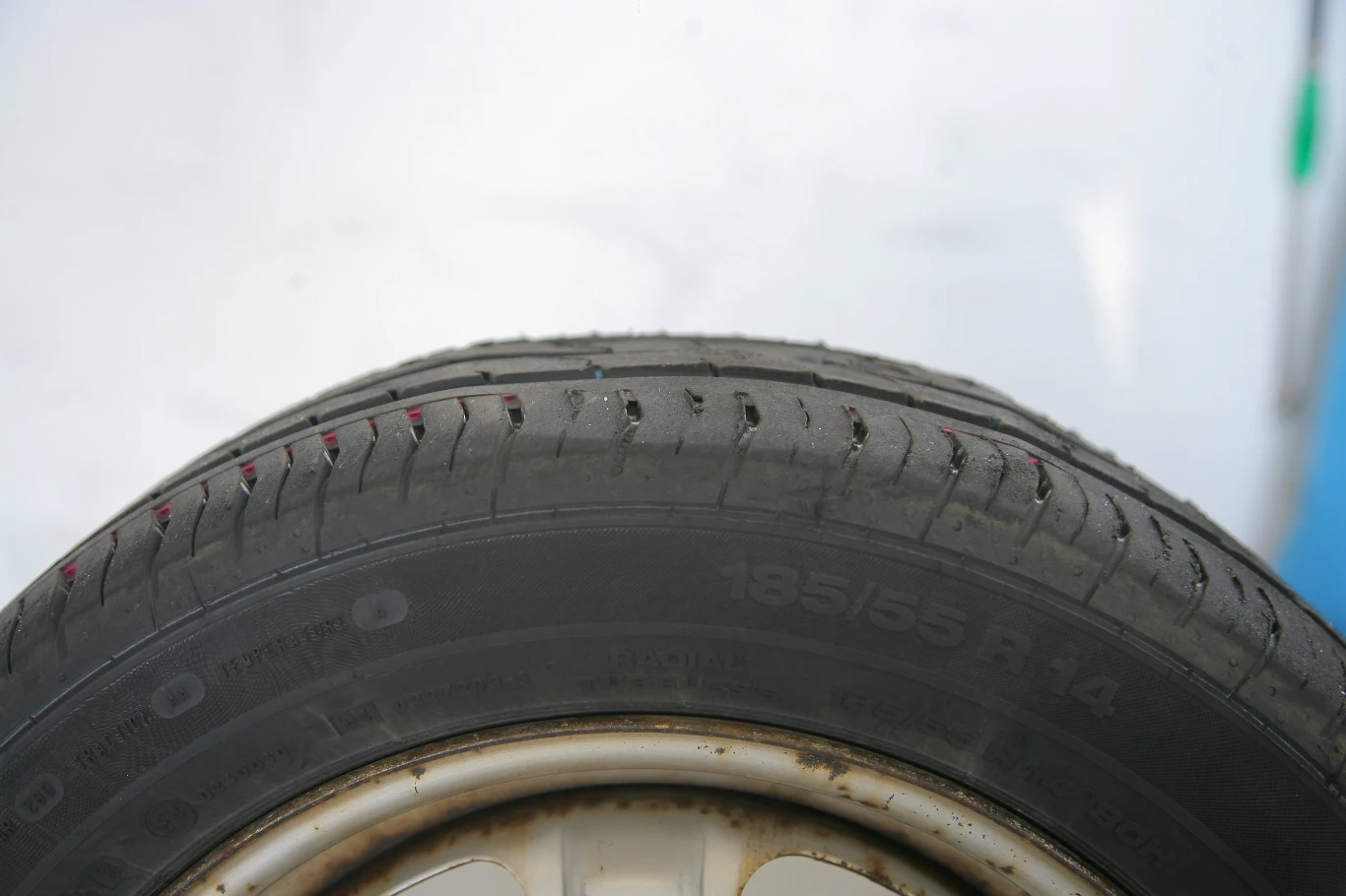 Widoczne miejscowe wytarcie bieżnika powoduje, że obie przednie opony nadają się tylko do wyrzucenia.