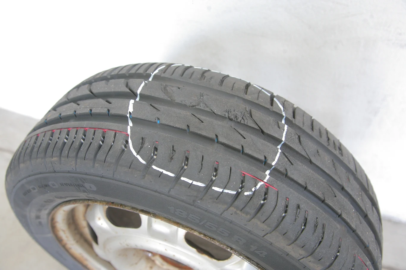 Jest to efekt, który wystąpił po hamowaniu ze 100 km/h z zablokowaniem kół na suchym asfalcie.