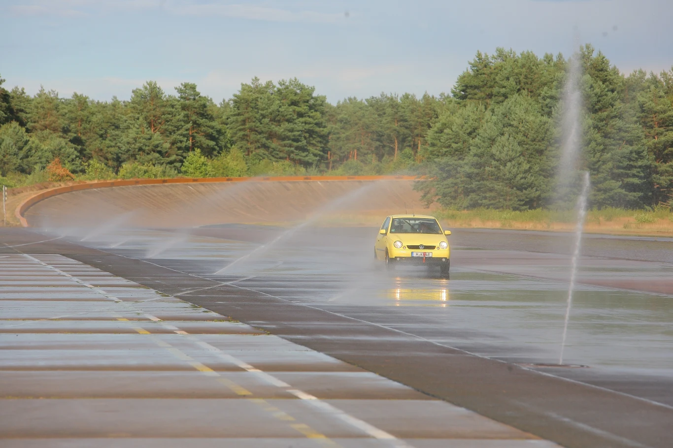 Podczas prób na mokrym asfalcie, na torze utrzymywana była dwumilimetrowa warstwa wody.