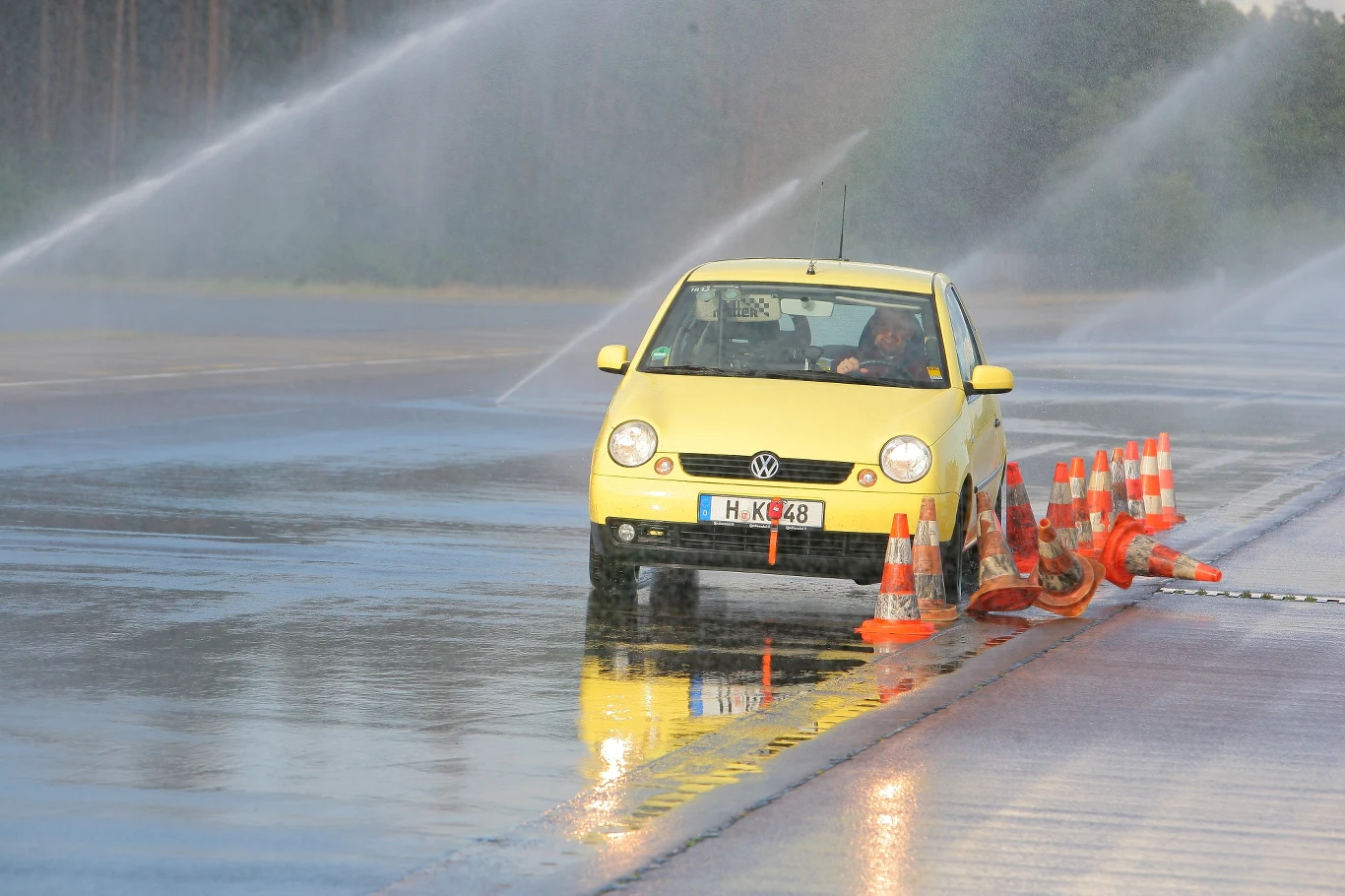 Hamujący z zablokowanymi kołami, samochód sunie jak na łyżwach. Co gorsza, nie reaguje na ruchy kierownicą i może wylecieć z drogi. ABS okazuje się jednym z największych sprzymierzeńców każdego kierowcy.