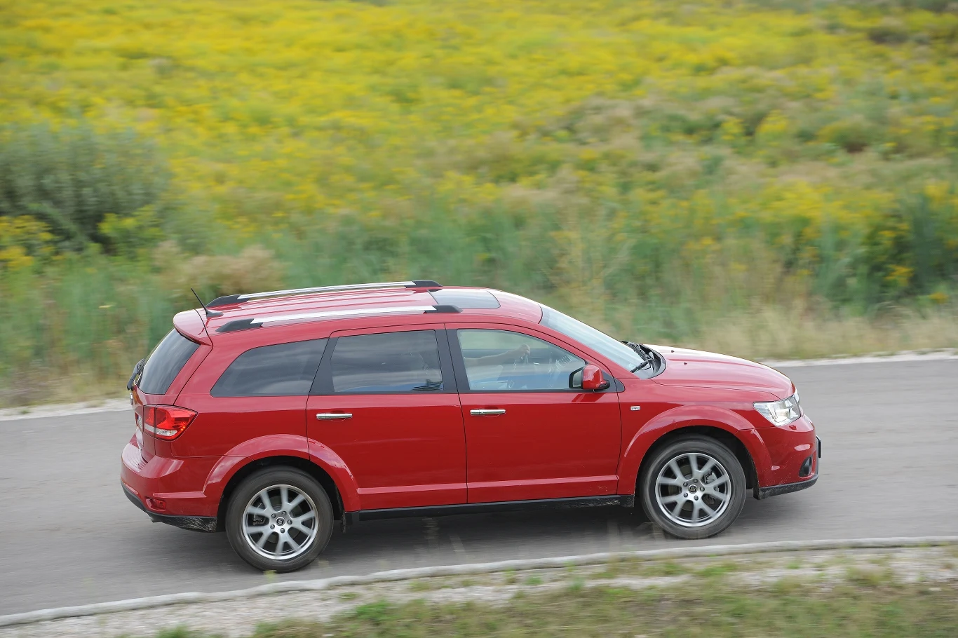 Freemont (premiera w 2011 r.) ma sylwetkę vana i prześwit SUV-a. Odnalezienie się tak dużym autem (4,9 m długości) na parkingu ułatwiają kamera i czujniki cofania.