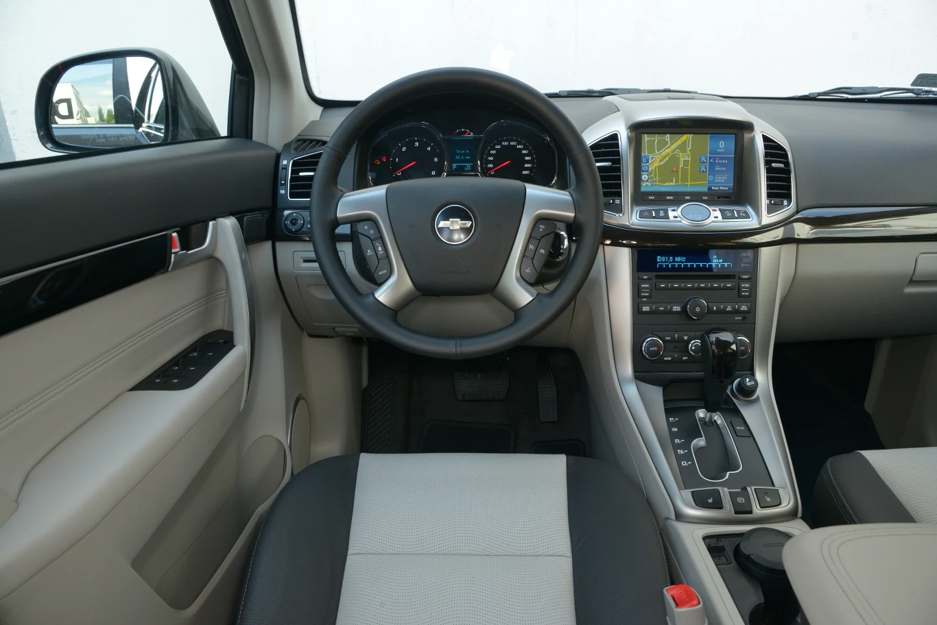 Tworzywa w kokpicie Chevroleta są albo twarde, albo błyszczące i twarde. Po stronie plusów można zapisać dużą łatwość obsługi i niezły, 7-calowy ekran nawigacji.