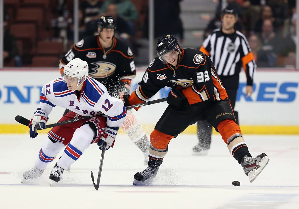 Jakob Silfverberg (z prawej) strzelił dwa gole w meczu z New York Rangers
