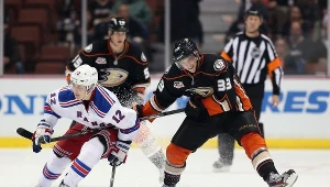 Jakob Silfverberg (z prawej) strzelił dwa gole w meczu z New York Rangers