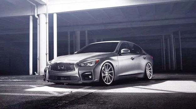 Infiniti Q50 na kołach z felgami Vossen