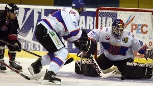 Po strzale Petra Szinagla (L) z Ciarko PBS Bank Sanok krążek przelatuje obok bramkarza Polonii Tomasza Witkowskiego