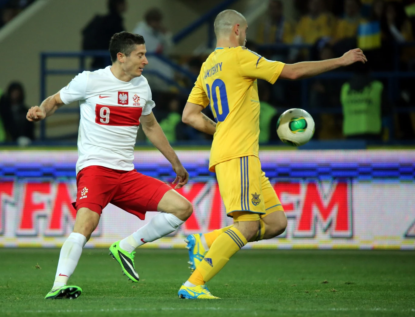 W akcji gracz reprezentacji Polski Robert Lewandowski (L) i Ukrainiec Jewhen Konopylanka