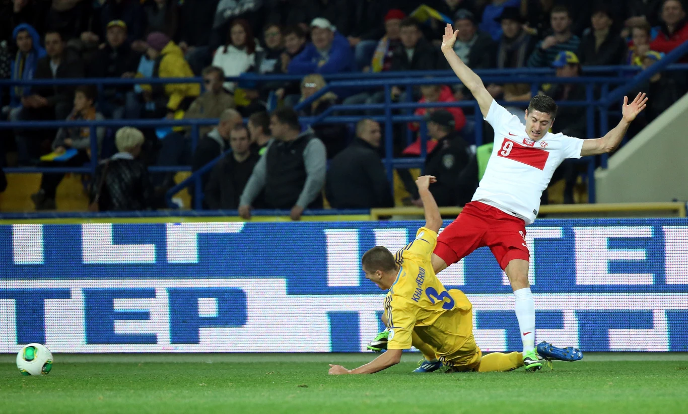 W starciu gracz reprezentacji Polski Robert Lewandowski (P) i Ukrainiec Jewhen Chaczeridi