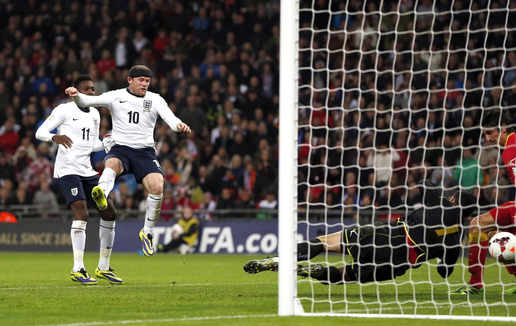 Wayne Rooney strzela gola dla Anglii w meczu z Czarnogórą