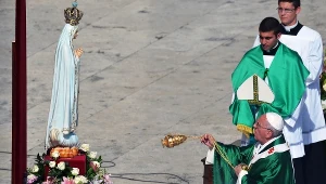 Papież odprawił mszę przed oryginalną figurą Matki Bożej Fatimskiej