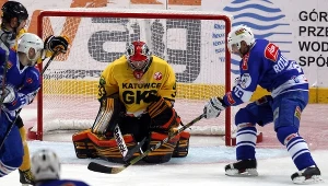 Bramkarz GKS Katowice Nikifor Szczerba (C) atakowany przez Jarosława Różańskiego z Aksam Unii Oświęcim