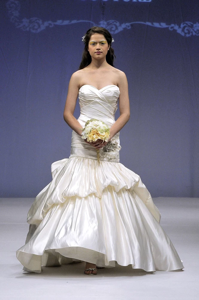 Projektantka domu mody Winnie Couture - Winnie Chlomin - pochodzi z Hong Kongu. W wieku 15 lat przeprowadziła się do Los Angeles, gdzie projektuje Projektantka domu mody Winnie Couture - Winnie Chlomin - pochodzi z Hong Kongu. W wieku 15 lat przeprowadziła się do Los Angeles, gdzie projektuje