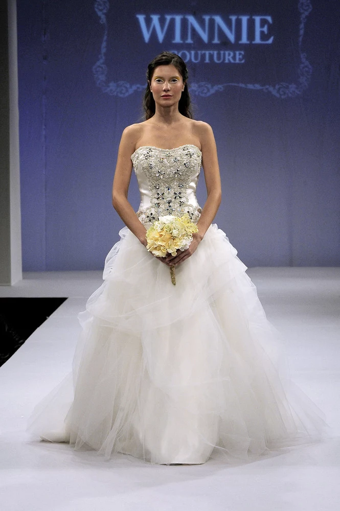 Projektantka domu mody Winnie Couture - Winnie Chlomin - pochodzi z Hong Kongu. W wieku 15 lat przeprowadziła się do Los Angeles, gdzie projektuje Projektantka domu mody Winnie Couture - Winnie Chlomin - pochodzi z Hong Kongu. W wieku 15 lat przeprowadziła się do Los Angeles, gdzie projektuje