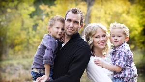 Polacy niezmiennie od 20 lat oceniają, że osoby z ich towarzystwa najbardziej poświęcają się pracy (70 proc. pytanych) i życiu rodzinnemu 