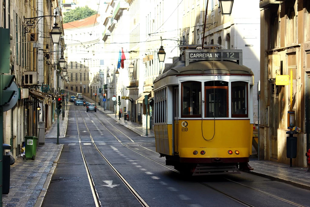 Najbardziej charakterystyczny element lizbońskiego pejzażu – żółte elektryczne tramwaje linii 28 i 15. Jeżdżą od 1905 r. Przejażdżka nimi dostarcza wielu wrażeń