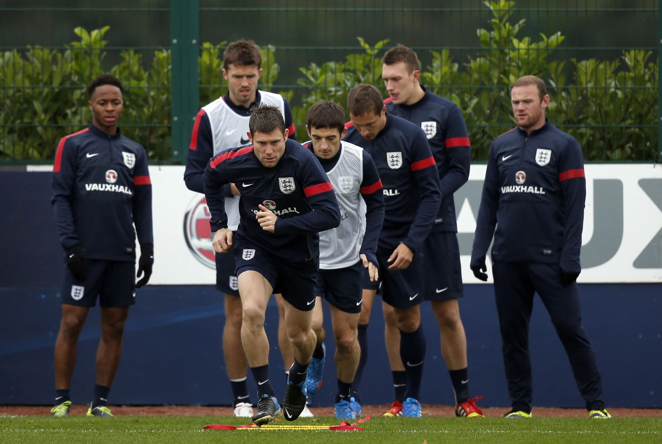 Tak Anglicy szykowali się do bitwy z Polską. Biegnie James Milner.