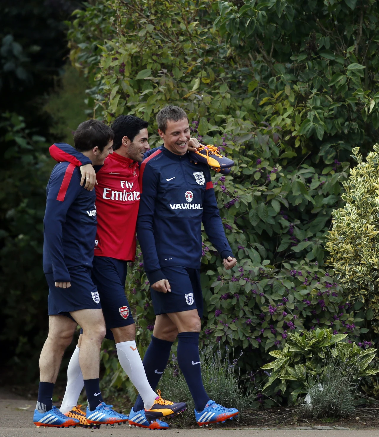 Tak Anglicy szykowali się do bitwy z Polską. Wspomagał ich nawet Hiszpan Mikael Arteta (w środku) obejmujący Phila Jagielkę i Leghtona Bainesa.