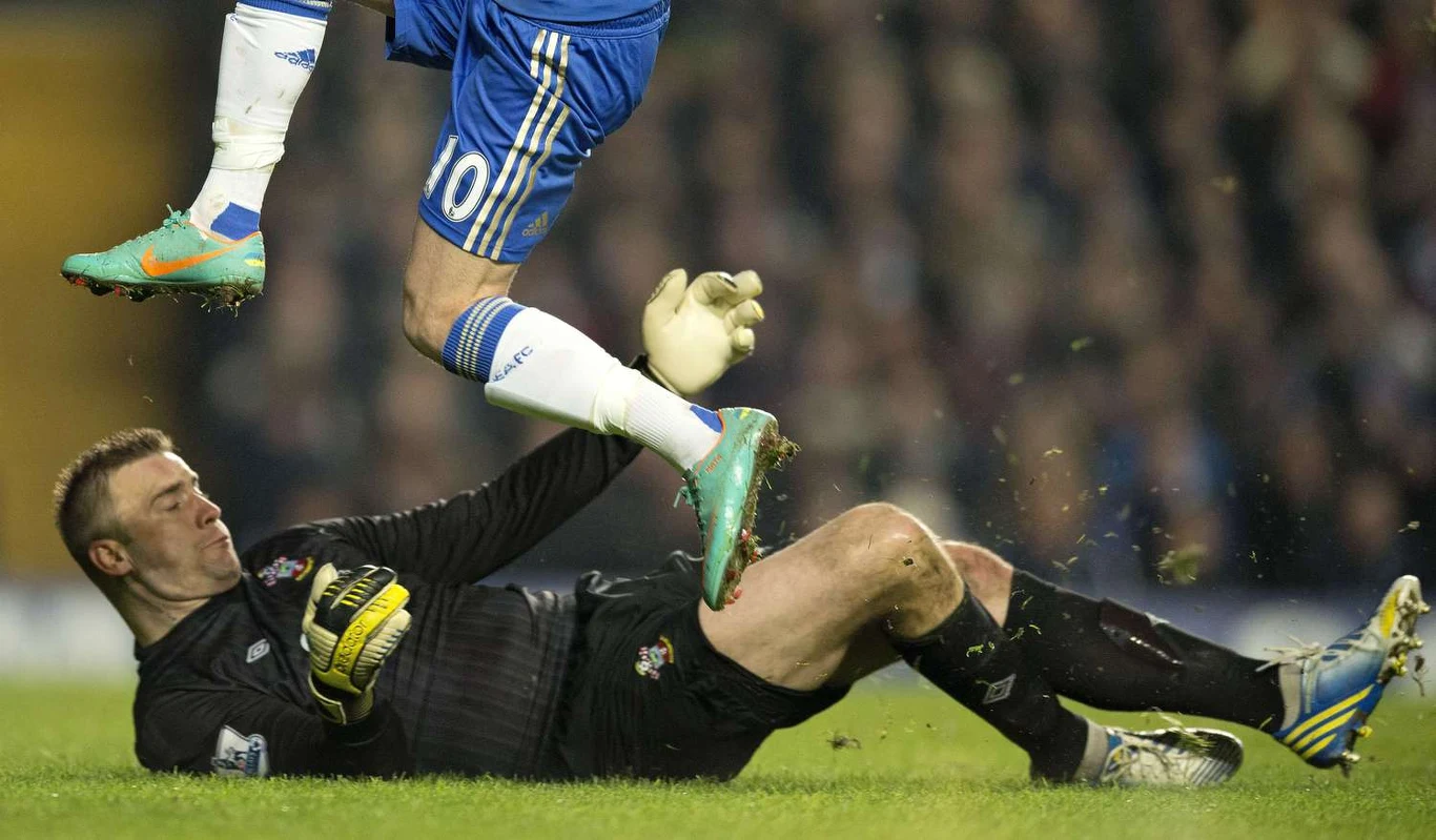 Artur Boruc broni w różnych pozycjach, nawet leżąc na plecach.