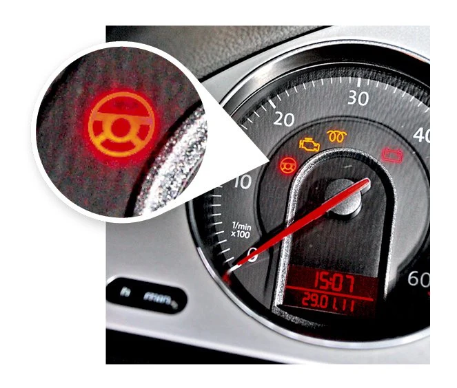 Elektryczna blokada kierownicy to wynalazek z piekła rodem: może bowiem w razie awarii zablokować w ogóle ruch kierownicą. Komunikat „STEERING COLUMN MALFUNCTION” oznacza, że musimy udać się do serwisu. Żółta kontrolka pozwoli nam to zrobić na kołach, czerwona zmusi do przewozu auta na lawecie. Niestety, w serwisie kolumnę wymienia się w całości, ponieważ producent integruje części w większe zespoły. Co ciekawe, w internecie można znaleźć szczegółowe poradniki, jak samemu naprawić uszkodzoną płytkę sterującą blokady, odpowiedzialną najczęściej za awarię. Tyle że to proces skomplikowany i nie radzimy nikomu, kto nie ma doświadczenia, ingerować w układ kierowniczy pojazdu. Elektryczna blokada kierownicy to wynalazek z piekła rodem: może bowiem w razie awarii zablokować w ogóle ruch kierownicą. Komunikat „STEERING COLUMN MALFUNCTION” oznacza, że musimy udać się do serwisu. Żółta kontrolka pozwoli nam to zrobić na kołach, czerwona zmusi do przewozu auta na lawecie. Niestety, w serwisie kolumnę wymienia się w całości, ponieważ producent integruje części w większe zespoły. Co ciekawe, w internecie można znaleźć szczegółowe poradniki, jak samemu naprawić uszkodzoną płytkę sterującą blokady, odpowiedzialną najczęściej za awarię. Tyle że to proces skomplikowany i nie radzimy nikomu, kto nie ma doświadczenia, ingerować w układ kierowniczy pojazdu.