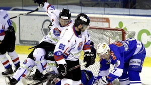 Ostre starcie zawodników Ciarko PBS Bank i graczy Aksam Unii Oświęcim podczas meczu Polskiej Hokej Ligi w Sanoku