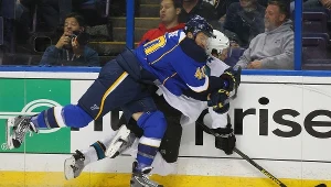 Hokeista San Jose Sharks Dan Boyle faulowany przez Maxim Lapierre'a