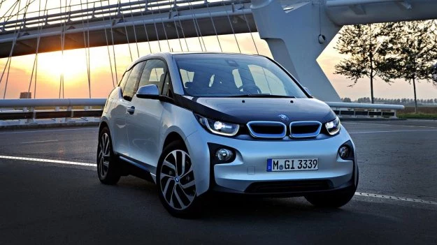 BMW i3 od podstaw powstało jako auto elektryczne. W rezultacie oferuje przestronność kompaktu przy długości auta klasy B (399 cm), a dzięki zastosowaniu lekkich materiałów waży jedynie 1195-1315 kg.