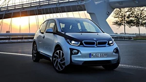 BMW i3 od podstaw powstało jako auto elektryczne. W rezultacie oferuje przestronność kompaktu przy długości auta klasy B (399 cm), a dzięki zastosowaniu lekkich materiałów waży jedynie 1195-1315 kg.