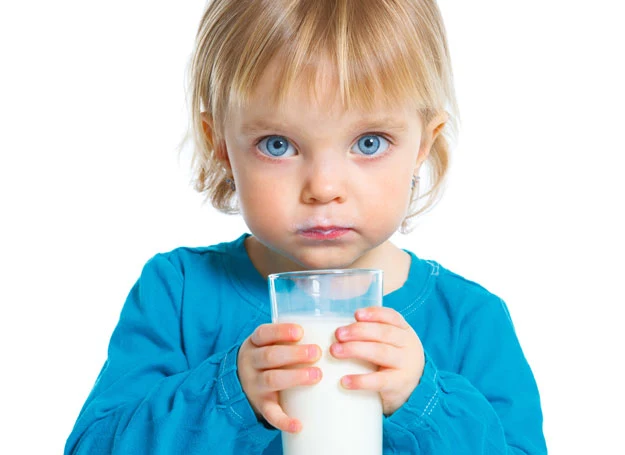 Dziecko powinno pić dwie szklanki dziennie mleka modyfikowanego do ukończenia trzeciego roku życia.