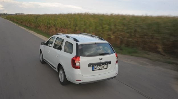 Spora powierzchnia szyb i duże lusterka zapewniają kierowcy dobrą widoczność. W nadkolach mogłyby pomieścić się opony większe niż seryjne 185/65 R15.