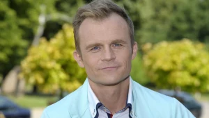 – To oczyszczające podszywać się aktorsko pod takiego typa jak Alek – mówi aktor.