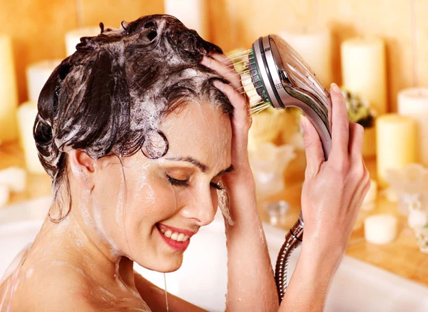 Istnieje wiele powodów, które mają wpływ na słabą kondycję włosów