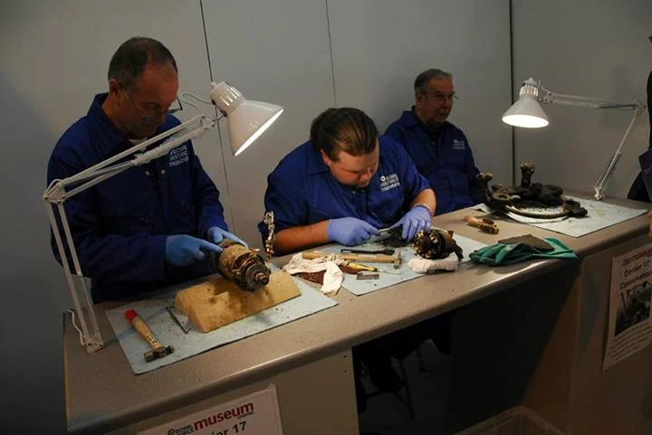 Pracownicy muzeum prowadzą prace renowacyjne