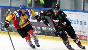 Mikołaj Łopuski z GKS-u Tychy przed goniącym Piotrem Kmiecikiem z MMKS Podhala