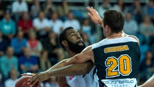 Keith Clanton (z lewej) blokowany przez Piotra Szczotkę