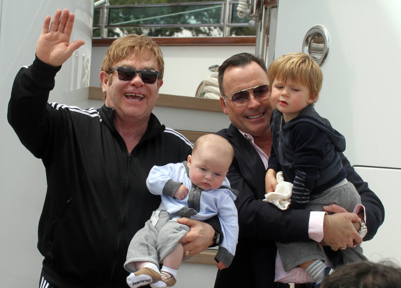 Elton John i David Furnish z synami
