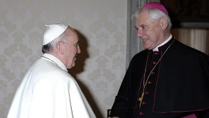 Gerhard Mueller (z prawej) z papieżem Franciszkiem