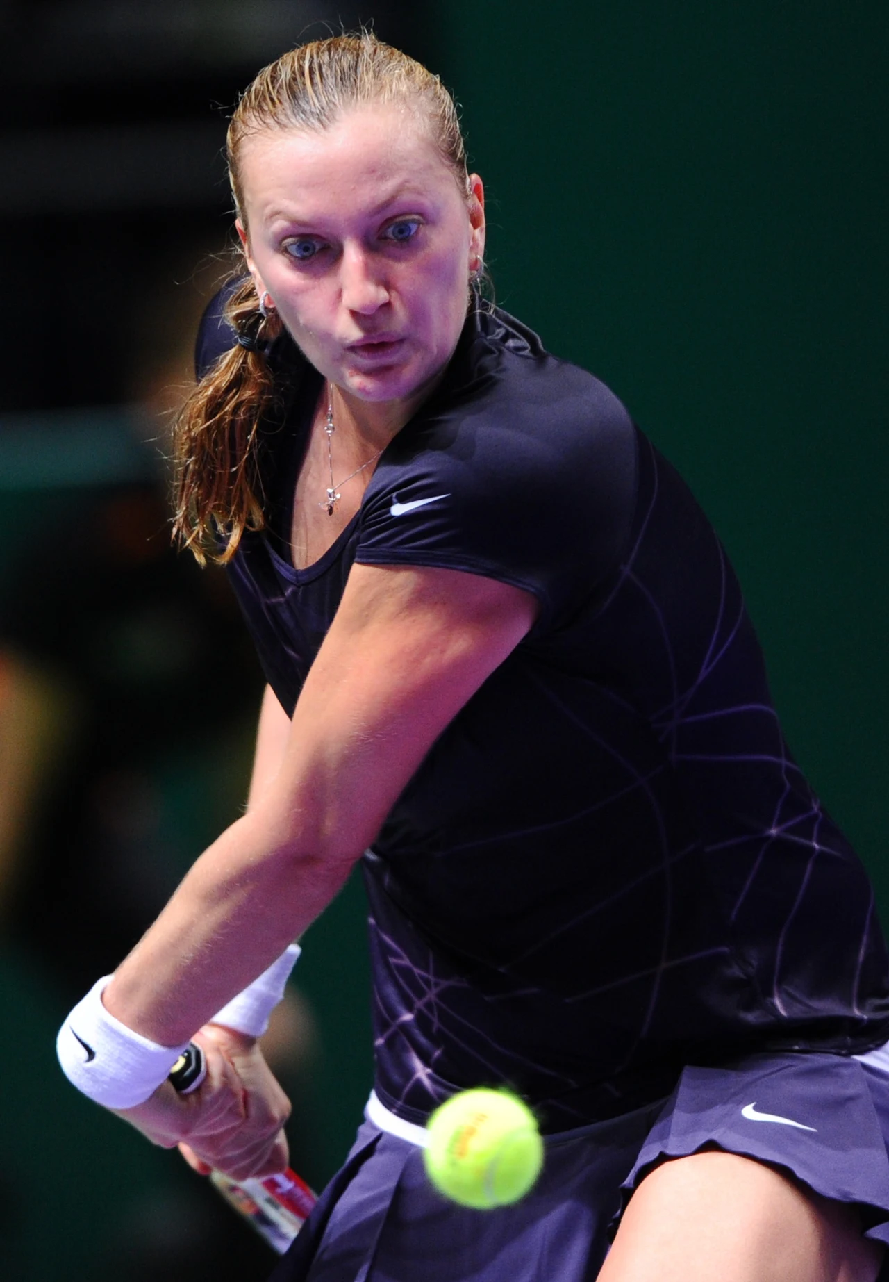 Agnieszka Radwańska od porażki rozpoczęła we wtorek udział w kończącym sezon turnieju WTA Championships w Stambule (z pulą nagród 6 mln dol.). Polka przegrała w meczu Grupy Czerwonej z Czeszką Petrą Kvitovą (nr 5.) 4:6, 4:6