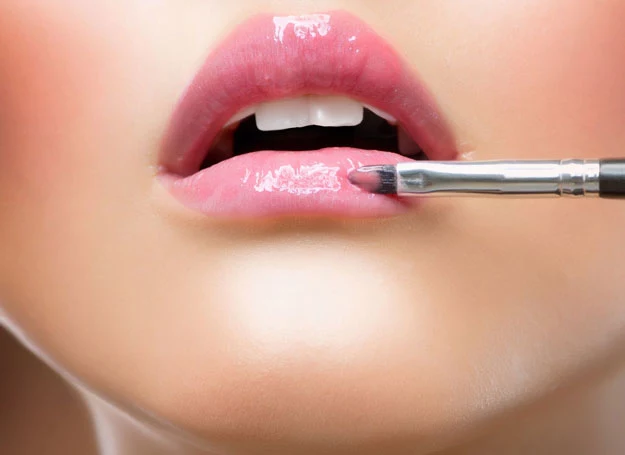 Użyj szminki jasnej, co optycznie powiększy usta