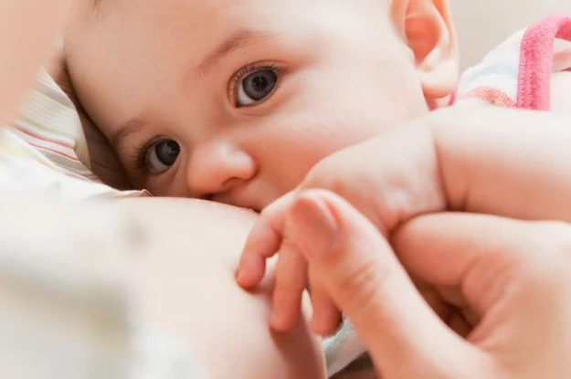 Dla noworodka najcenniejszym pokarmem jest mleko matki Dla noworodka najcenniejszym pokarmem jest mleko matki