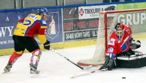 Piotr Ziętara w ataku na bramkę Tomasza Witkowskiego