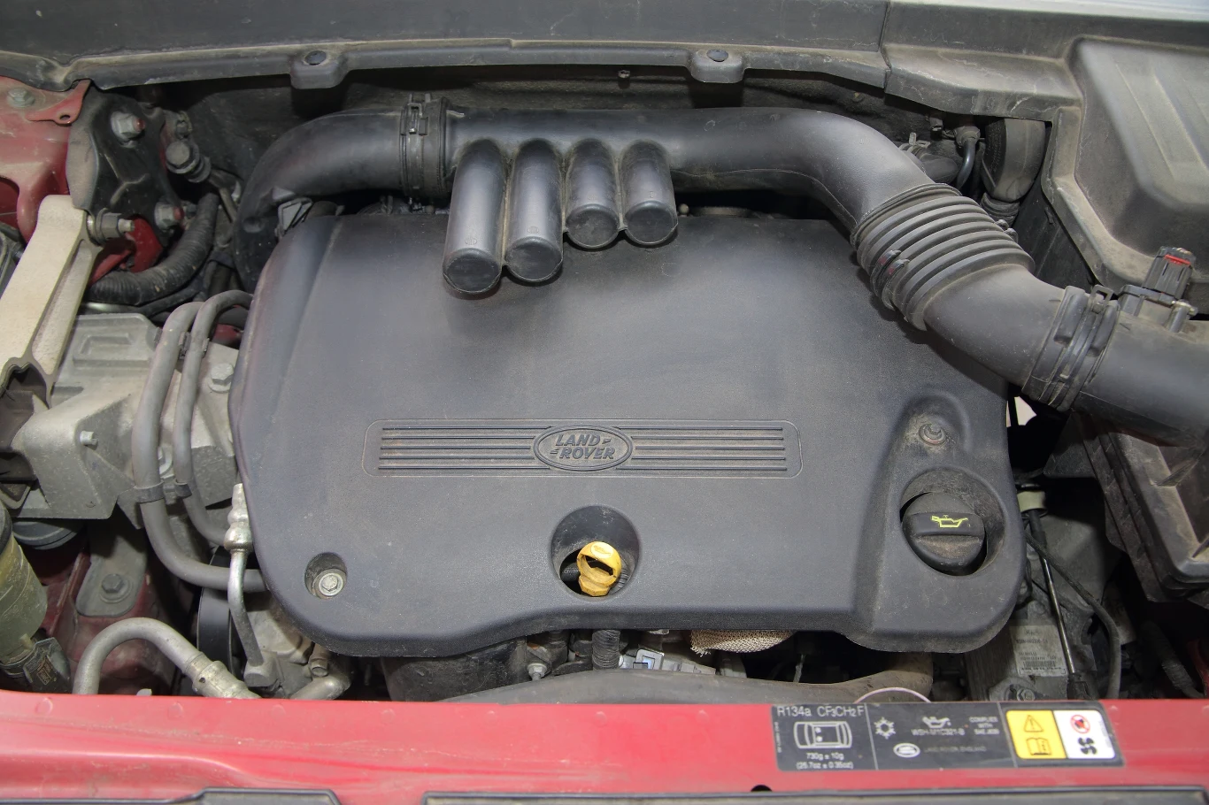 2,2-litrowy diesel z common rail w 2008 r. nie miał jeszcze filtra cząstek stałych. „Organki” u góry to tłumik drgań.