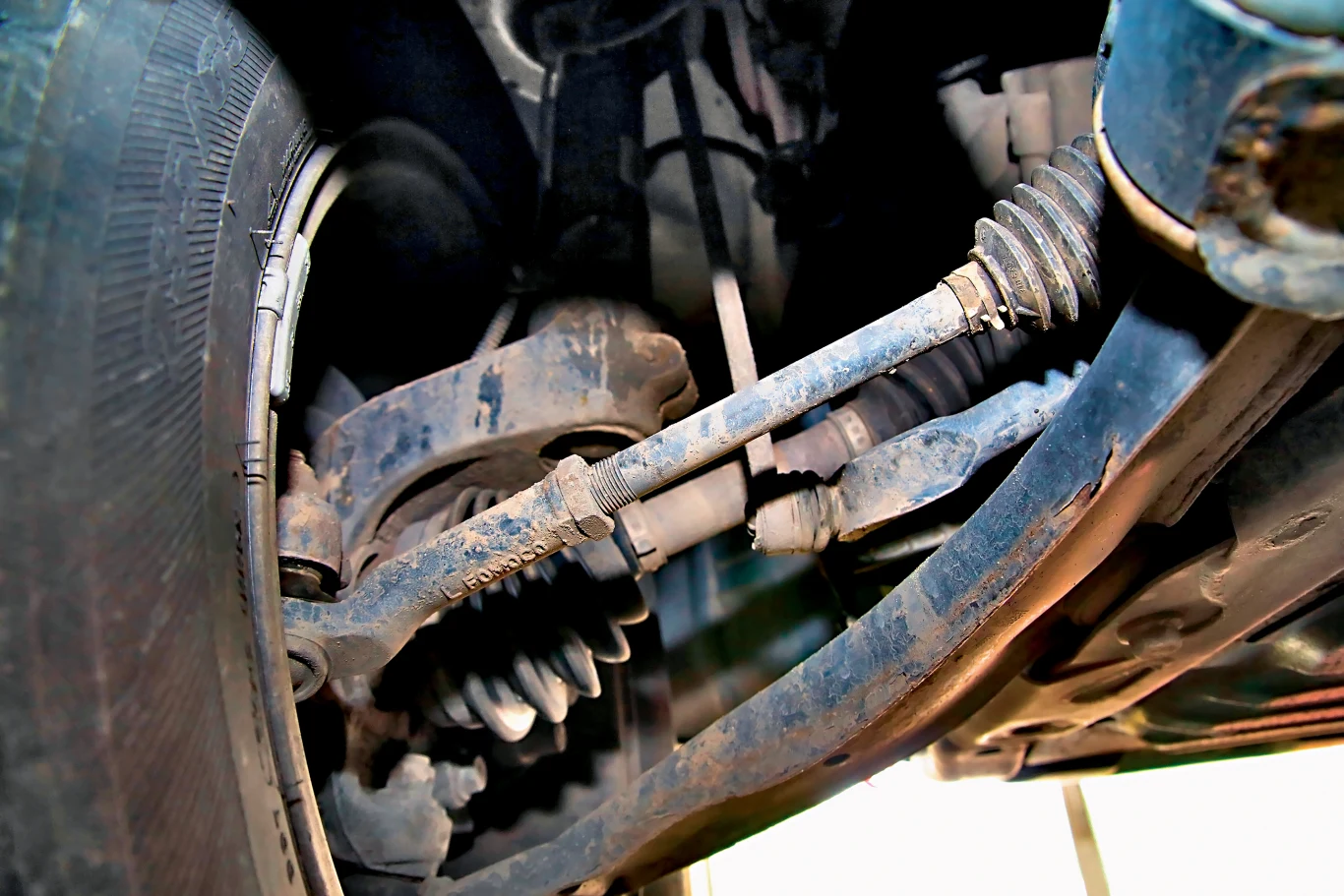 Wiele osób mówi, że nie kupi Land Rovera, bo angielska marka to jedynie źródło problemów. Przyjrzeliśmy się bliżej temu autu w warsztacie i znaleźliśmy dziesiątki znaków „FoMoCo” (Ford Motor Company) – zarówno na silniku, jak i na zawieszeniu (fot.) oraz...