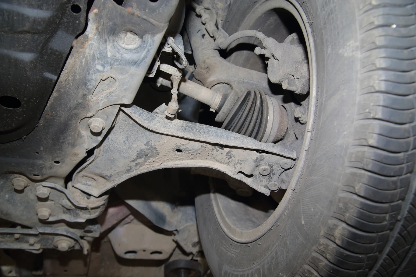 Masywne zawieszenie nie ma żadnych luzów, wszystkie części (sworznie, wahacze) są jeszcze oryginalne.