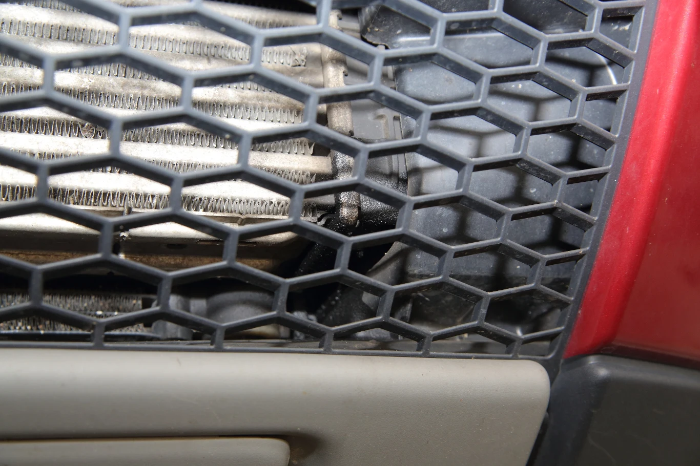 Zaolejenie intercoolera jest widoczne, gdy spojrzy się przez siatkę w zderzaku. Ciekawe, ile oleju jest w rurach?