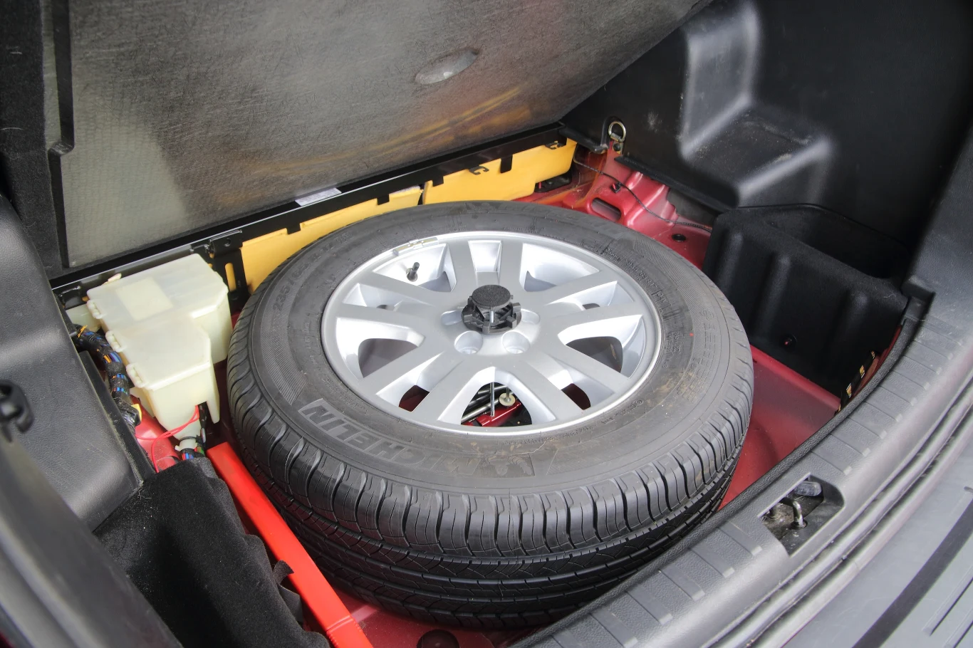...niewielu z nich ma pod podłogą pełnowymiarowe koło zapasowe.