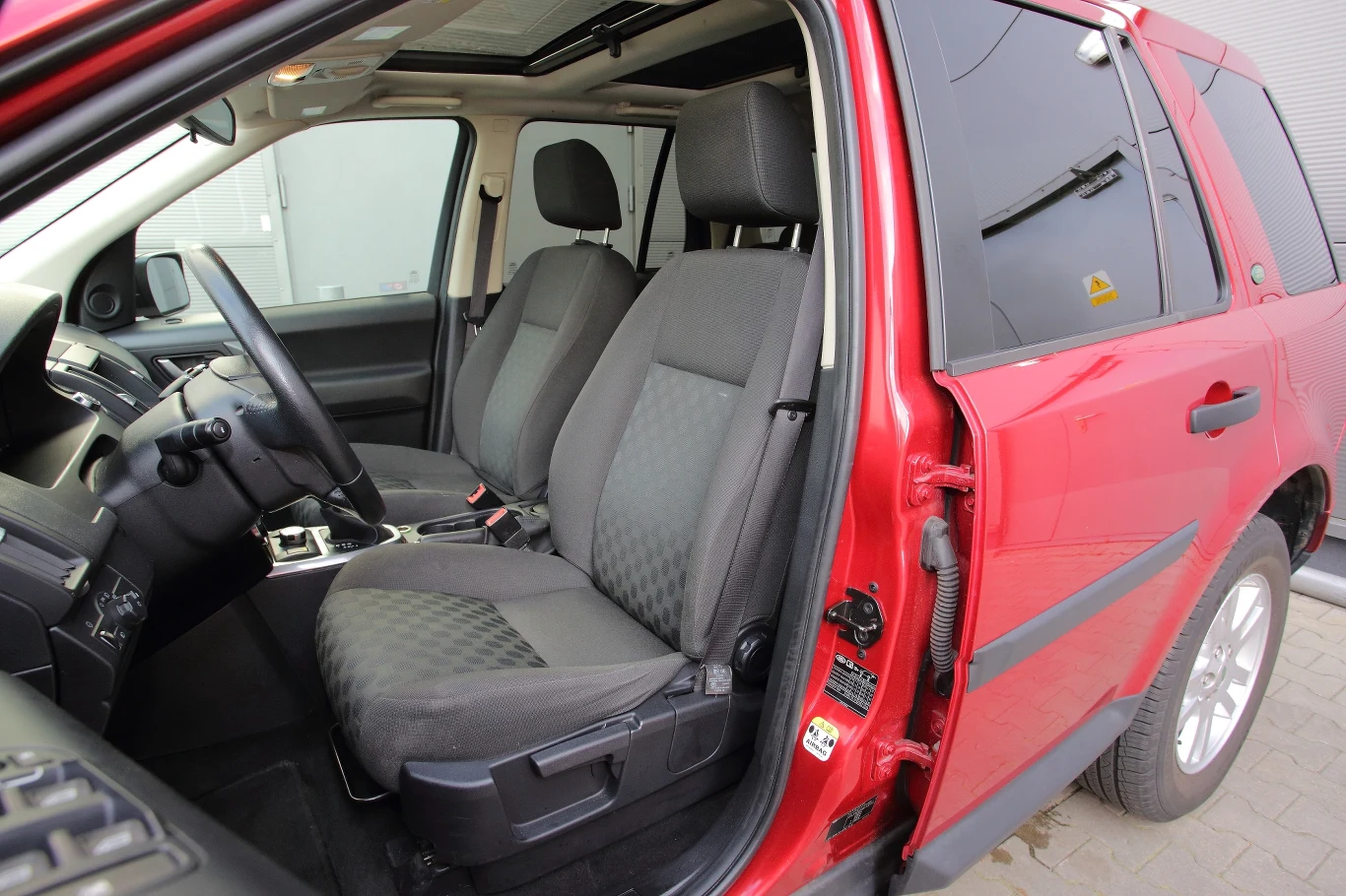 Tapicerka fotela kierowcy jest już zauważalnie poprzecierana z lewej strony.