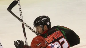 Milan Kostourek (front) z Cracovii oraz Mikołaj Łopuski (tył) z GKS-u