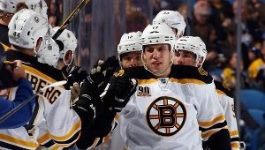 Milan Lucic strzelił dwa gole dla Bruins