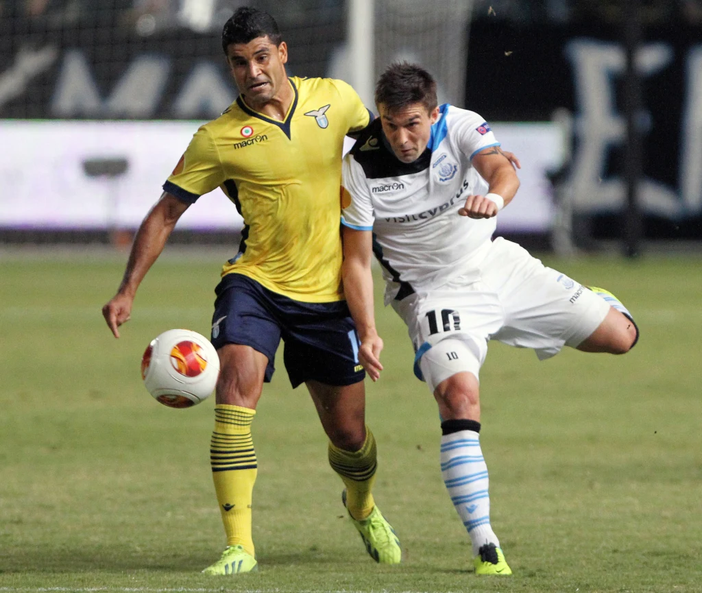 Ederson z Lazio w starciu z Gastonem Sangoyem z Apollonu Ederson z Lazio w starciu z Gastonem Sangoyem z Apollonu